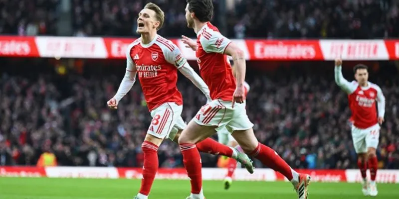 Arsenal thắng thuyết phục Aston Villa 4-1: Bước ngoặt cuộc đua 4 Odegaard thường xuyên trở thành "cột thu lôi"